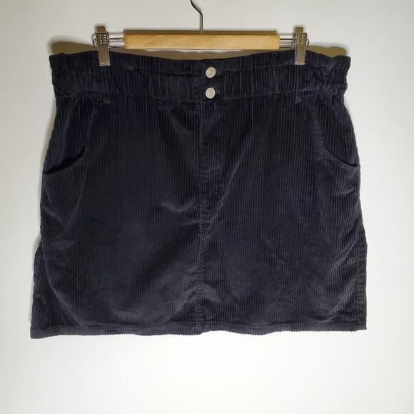 Forever 21 Plus Black Corduroy skirt Size 2x in Great used condition - Picture 1 of 5